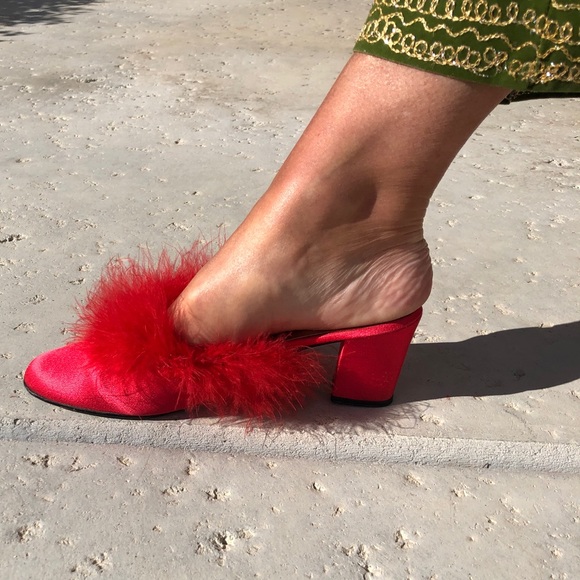 Oomphies Vintage Satin Feather Red Heels Sz 7 1/2 Narrow - Picture 2 of 3